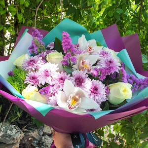 Летняя свежесть - букет из орхидей, хризантем и роз